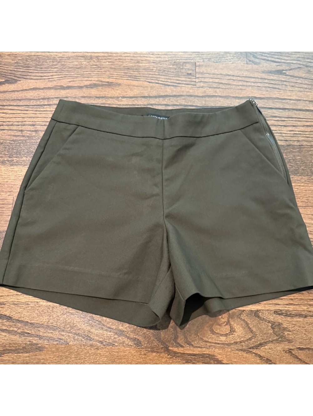New Saks Fifth Avenue Women's Army Green Shorts SZ 4